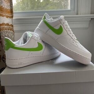 Women’s Air Force One White/Action Green Size 9